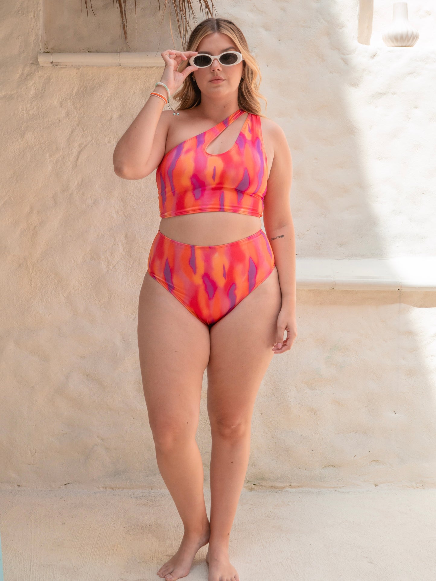 Bikini Fucsia Ocaso Mujer Audaz – Top Asimétrico y Panty Cintura Alta