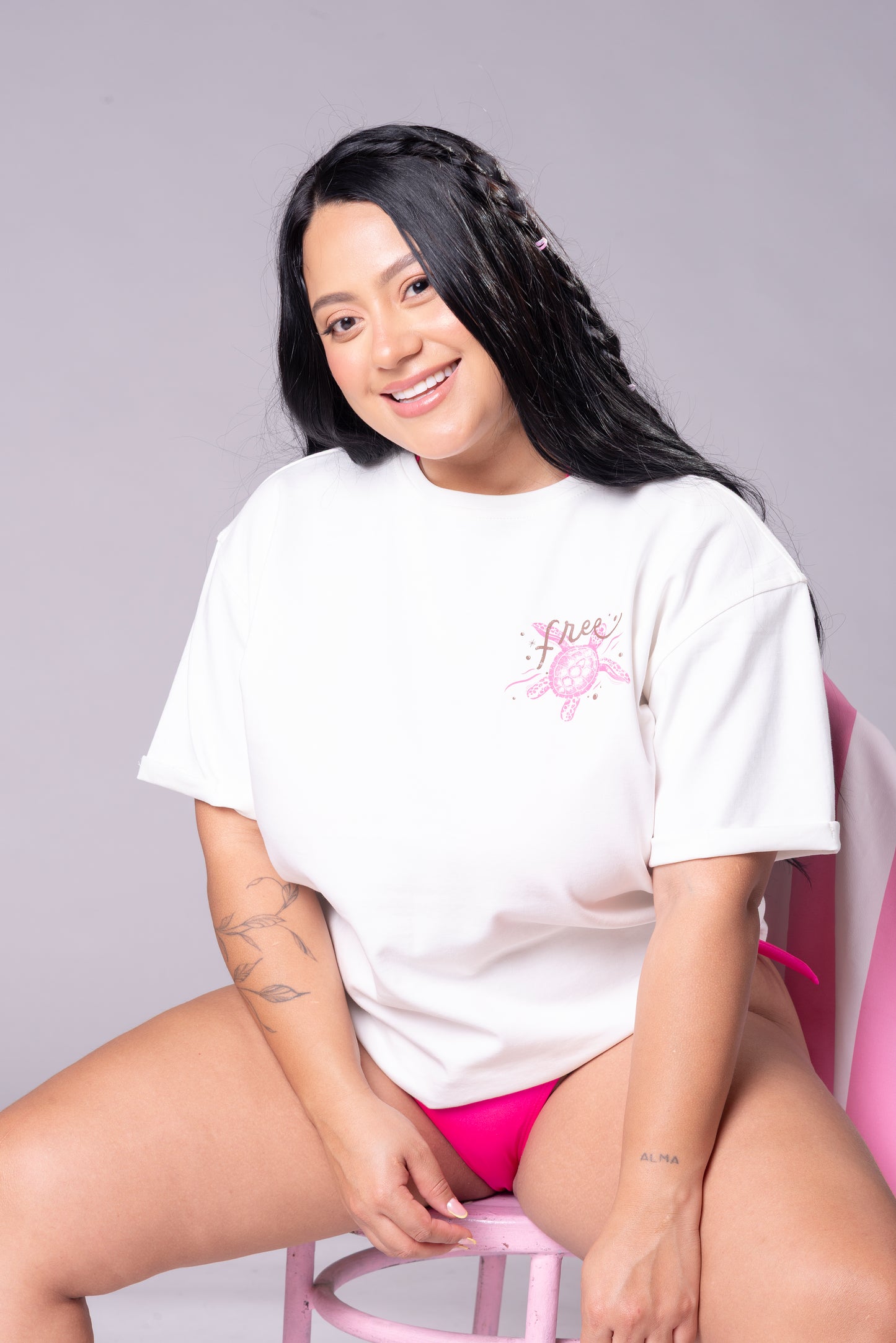 Camiseta Blanca Born to Be Free – Diseño Tortuga Marina en Rosa