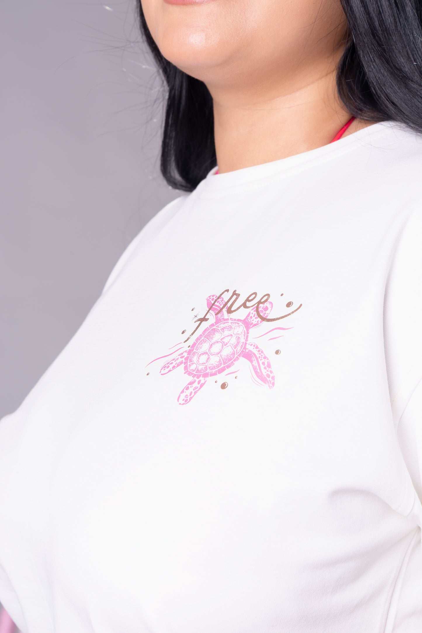 Camiseta Blanca Born to Be Free – Diseño Tortuga Marina en Rosa