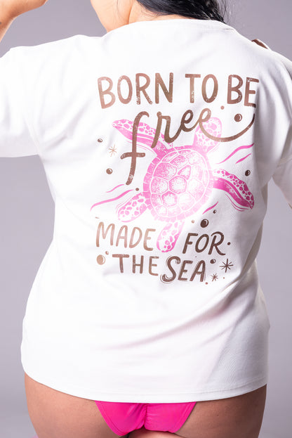 Camiseta Blanca Born to Be Free – Diseño Tortuga Marina en Rosa