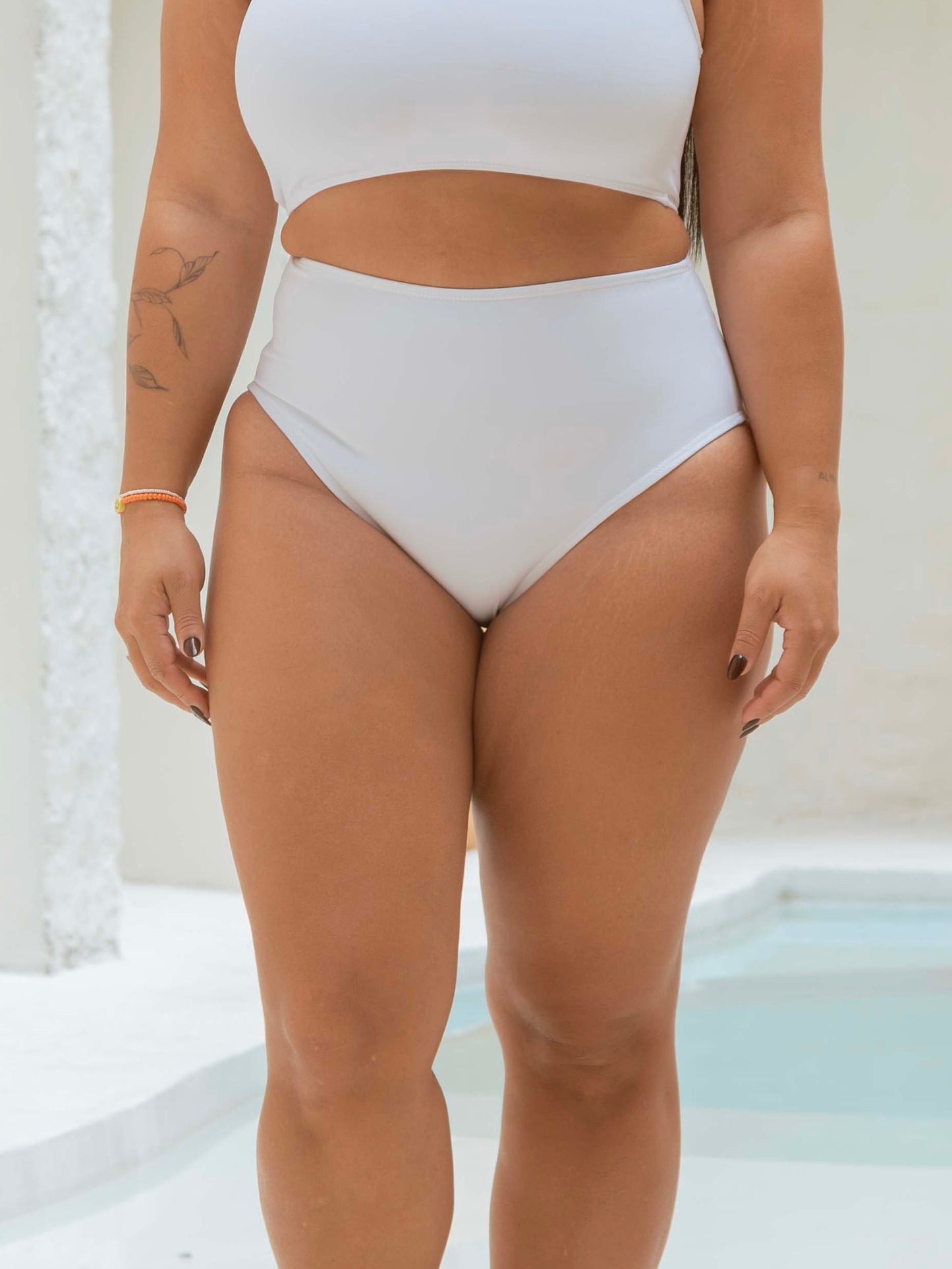 Bikini Blanco Mujer Audaz – Top Asimétrico y Panty Cintura Alta