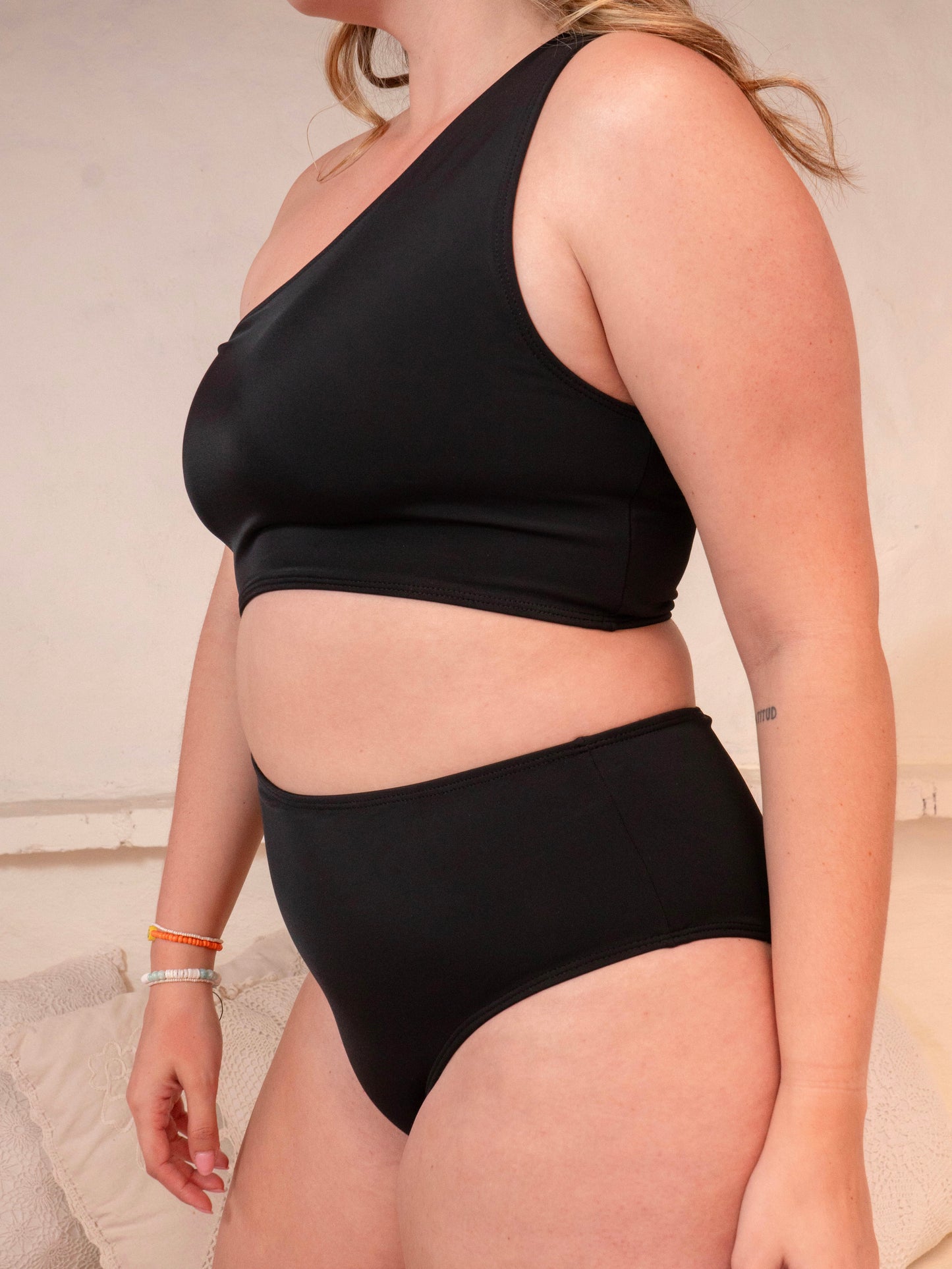 Vestido de Baño Entero Negro Mujer Evolución – Hombro Asimétrico y Recorte Lateral